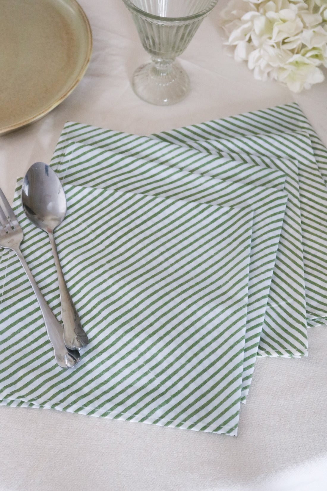 What’s the Difference Between a Table Runner, Placemat, and Napkin Set?