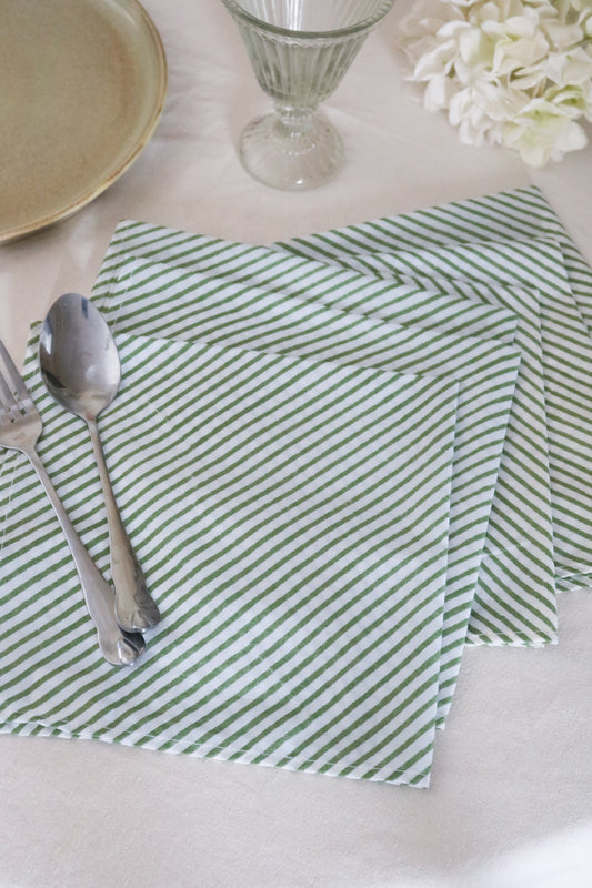 What’s the Difference Between a Table Runner, Placemat, and Napkin Set?